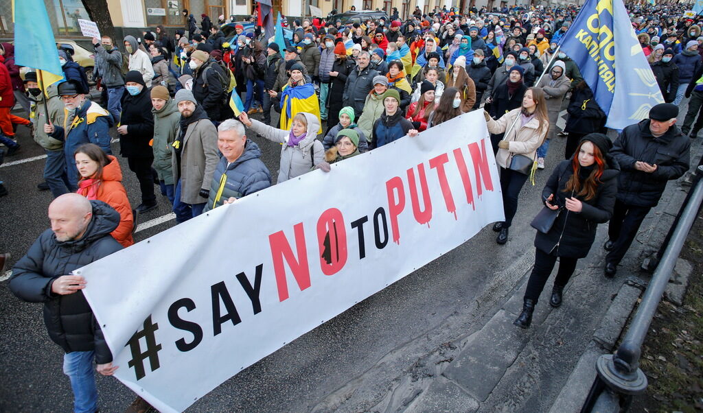 Хиляди украинци протестираха днес в Киев срещу военния натиск от Русия срещу страната им. Хиляди украинци протестираха днес в Киев срещу военния натиск от Русия срещу страната им.