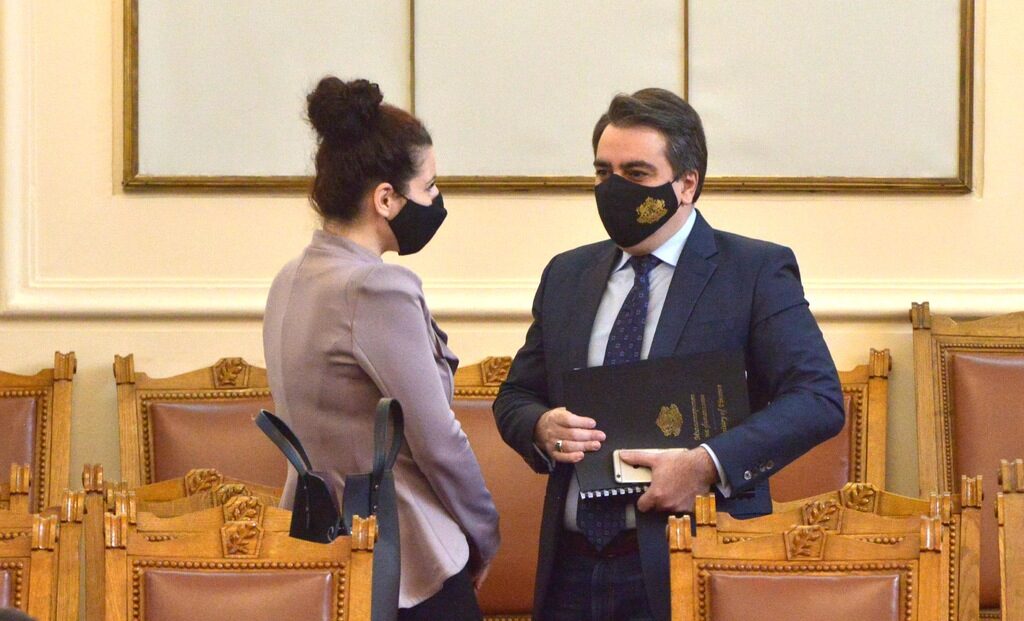 Калина Константинова в разговор с финансовия министър Асен Василев в пленарна зала