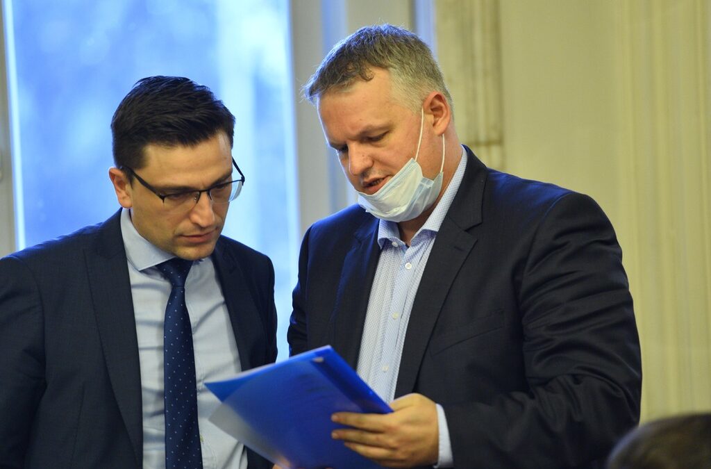 Председателят на комисията по здравеопазване Антон Тонев (вдясно) и зам.-председателят на комисията по бюджет и финанси Венко Сабрутев. И двамата са от "Продължаваме промяната".