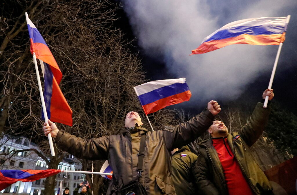 Ликуващите сепаратисти в Донецк развяваха от радост руски, а не знамената на собствената си "република".