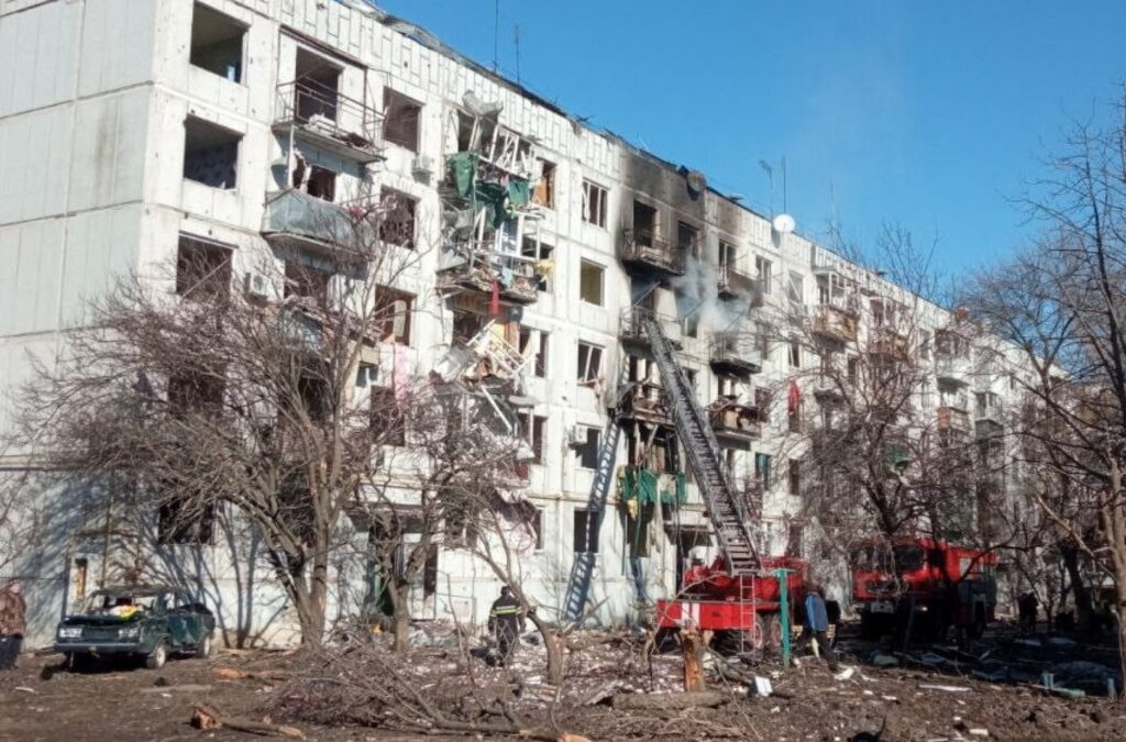 Украинската служба за извънредни ситуации разпространи снимки на повредената от снаряд жилищна сграда в град Чухуев, в Харковска област. В самия Харков няма повредени сгради, но се носят слухове, че предстои бомбардировка