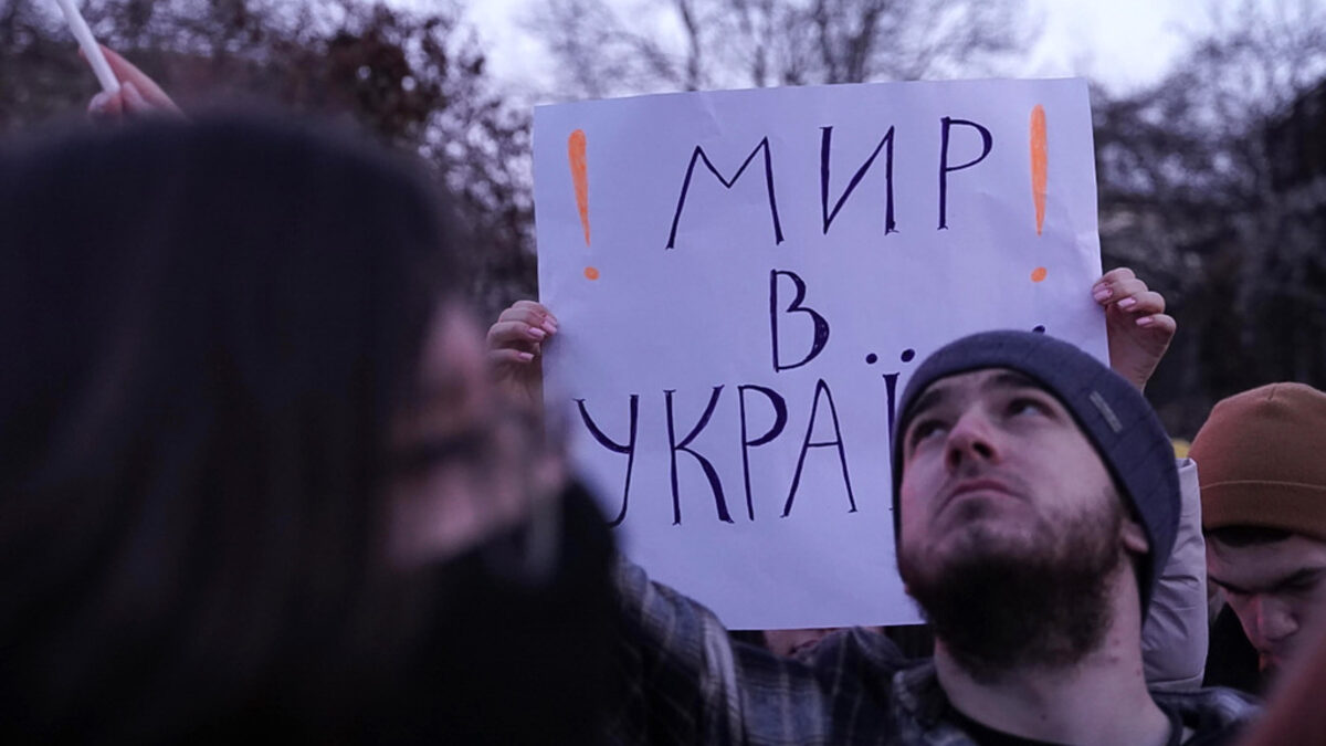 Пред руското посолство в София представители на украинската общност и българи протестираха срещу нападението на Русия над Украйна. Снимката е от 24 февруари.