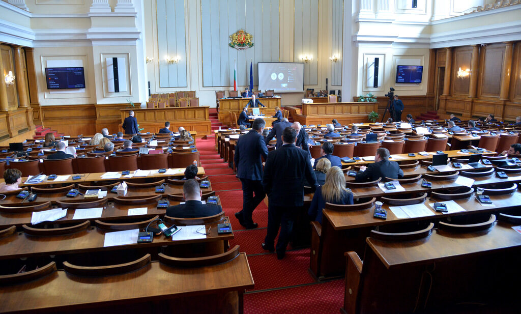 Въпреки усилията на опозицията след 4 дни парламентът прие бюджета, чака го актуализация