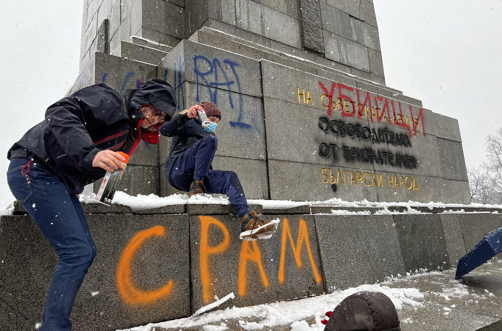 След като стана известно за задържането на тримата младежи, в неделя пред паметника имаше акция пред паметника, по време на която хората изписаха различни надписи на паметника.