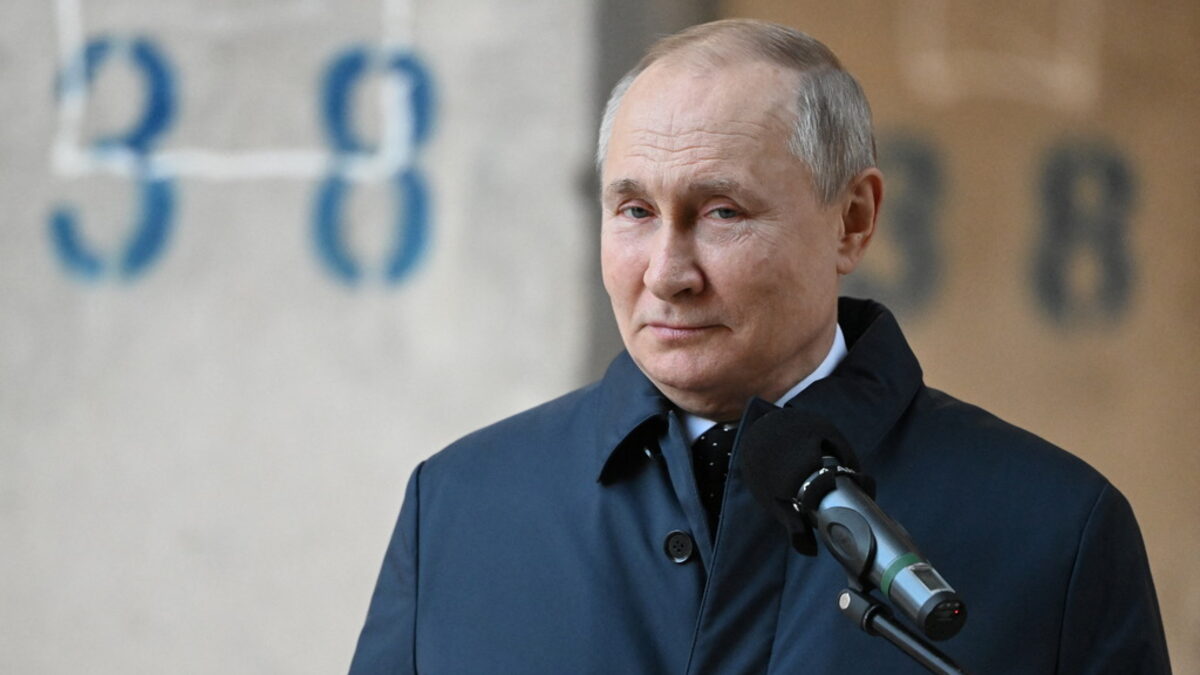Агенция "Ройтерс" разпространи кадри, че руският президент Владимир Путин е посетил строеж на Националната космическа агенция в неделя - 27 февруари