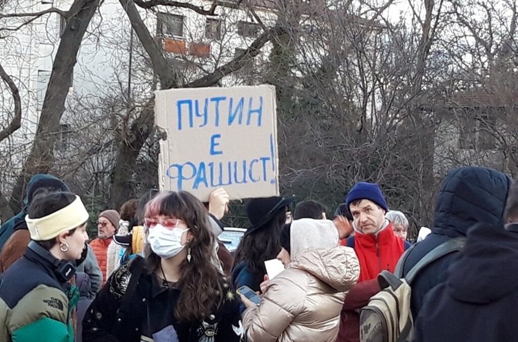 Наистина крайната мярка срещу побойника е да бъде набит. Но задължителна предварителна мярка е всички да откажат да играят с него. Наистина крайната мярка срещу побойника е да бъде набит. Но задължителна предварителна мярка е всички да откажат да играят с него.