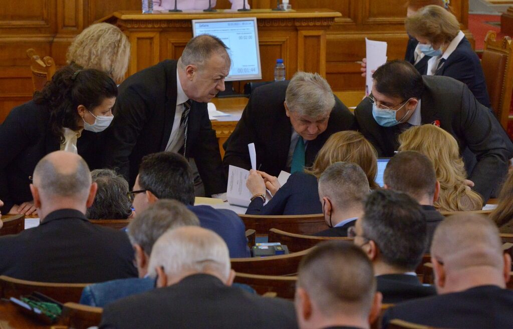 Председателят на комисията по околна среда и водите Манол Генов от "БСП за България" (в средата на снимката) обсъжда с други депутати текстове от законопроекта за водите.