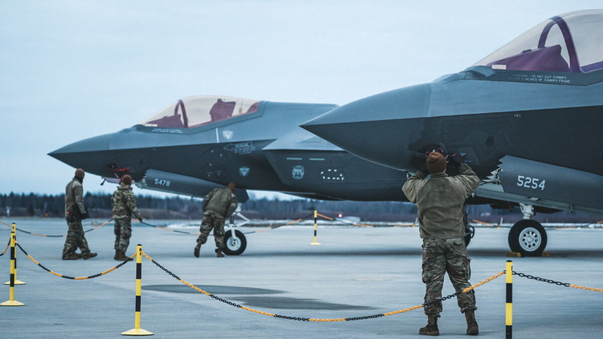 НАТО изпрати два самолета F-35 и в Естония, но те са американски. НАТО изпрати два самолета F-35 и в Естония, но те са американски.