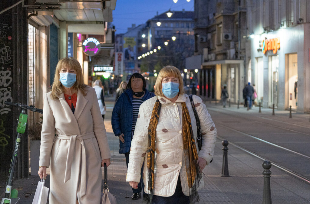 Карта на деня: Само две области остават в тъмночервената COVID зона