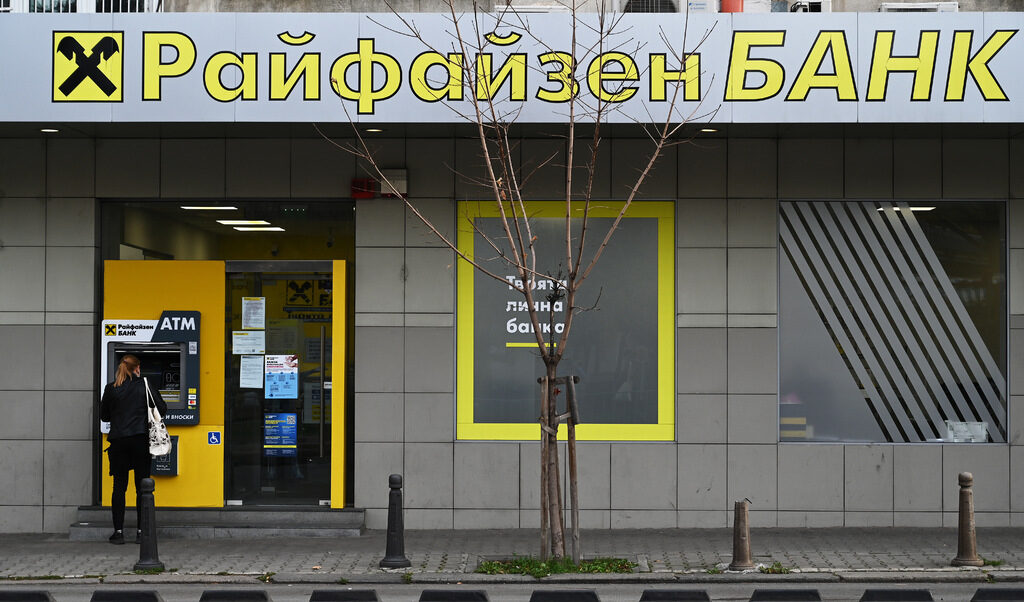 БНБ разреши банката, притежаваща ОББ, да придобие "Райфайзен България"