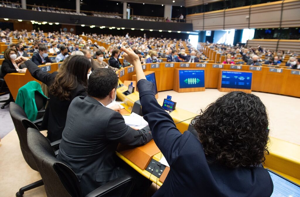 С тавани на субсидиите Европарламентът се цели в олигарсите