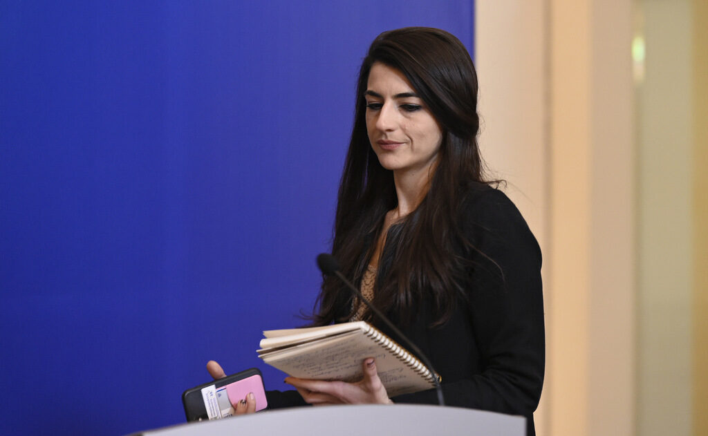 Лена Бориславова съобщи, че от утре ще започне да функционира нова страница към сайта на Министерския съвет с информация за законопроекти, актуални новини и възможностите за сезиране на Европейската прокуратура.