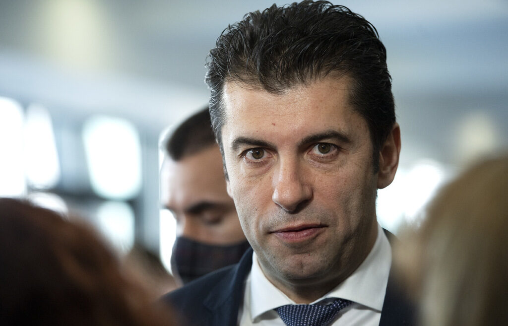 Прокуратурата призова Кирил Петков на разпит за предполагаемото изнудване на Божков