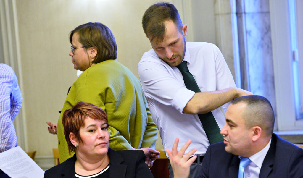 Искрен Митов (със светлата риза) поема групата за приятелство с Украйна.