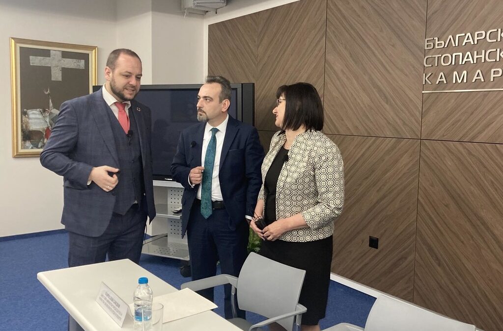 Борисалв Сандов, вляво, Добри Митрев, председател на Българската стопанска камара, и Мария Гайдарова, зам.-министър на образованието и науката Борисалв Сандов, вляво, Добри Митрев, председател на Българската стопанска камара, и Мария Гайдарова, зам.-министър на образованието и науката