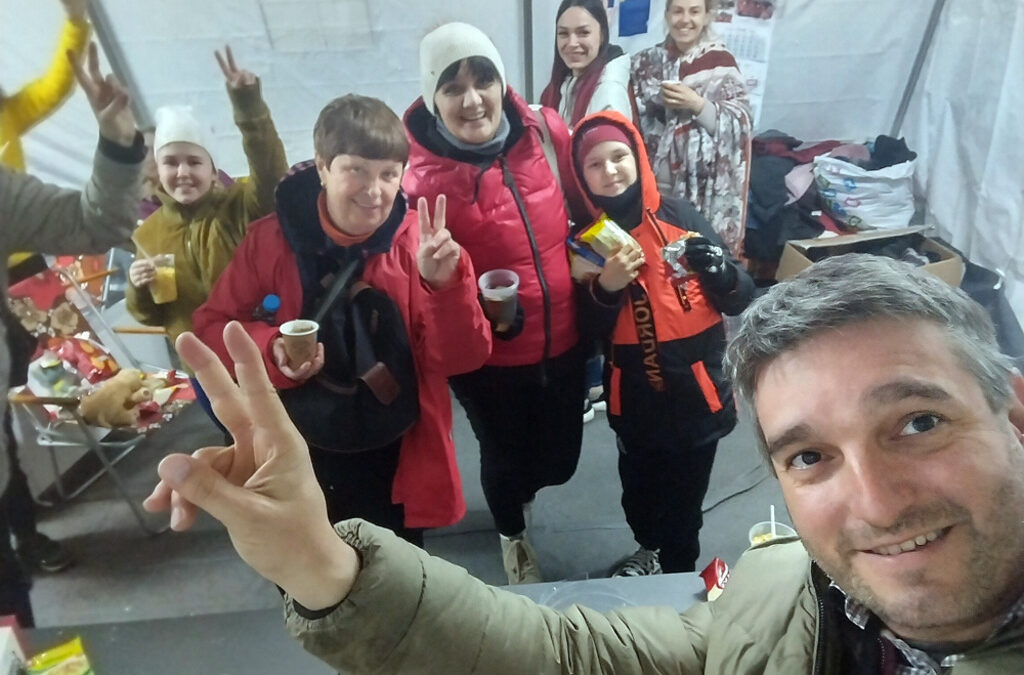 Доброволецът Димитър Франгов с бежанци от Украйна на ГКПП Дуранкулак.