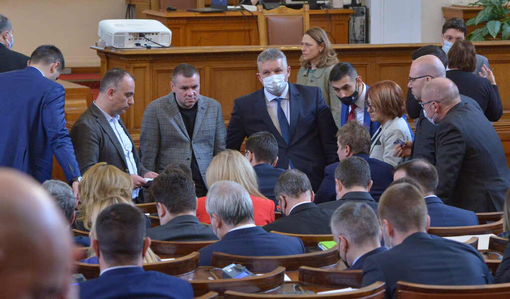 Коалицията трябва да се възползва от този "прозорец" и да започне да мисле поне с един ход напред.