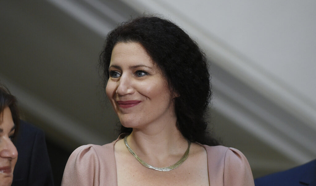 Калина Константинова: България ще помага на бежанците от Украйна, докогато те имат нужда