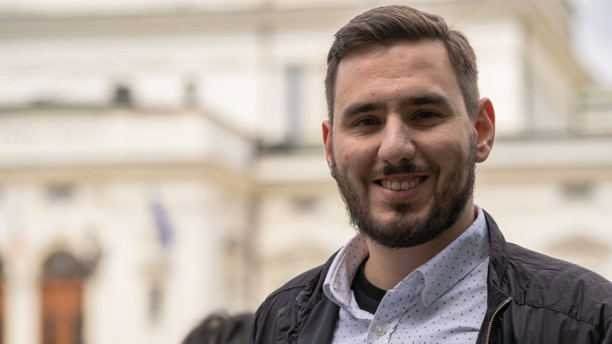 Благослав Михайлов е основател на "Стража" - платформа за парламентарна прозрачност, както той я нарича