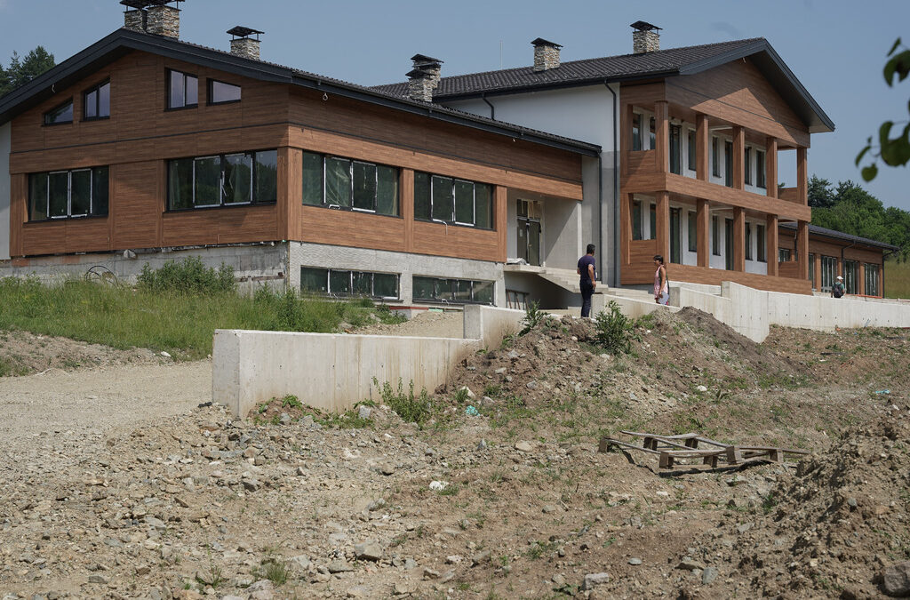 Незаконната нова сграда в ДЛС "Искър", в която има плувен басейн.
