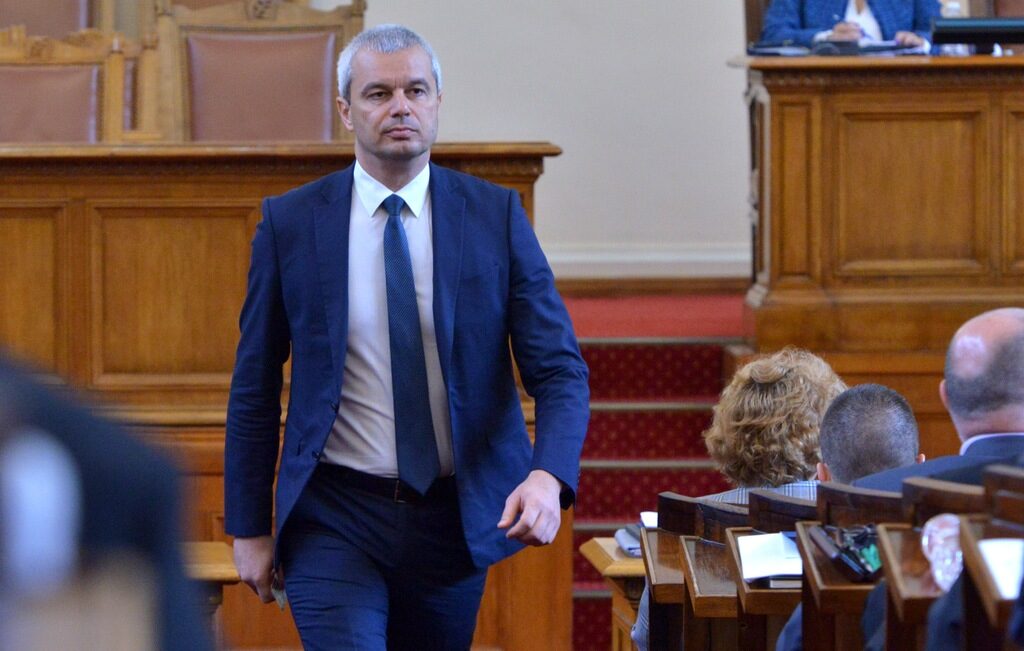 Предозиране: Председателят на "Възраждане" сбърка името на вицепрезидента на САЩ, нарече го животинско
