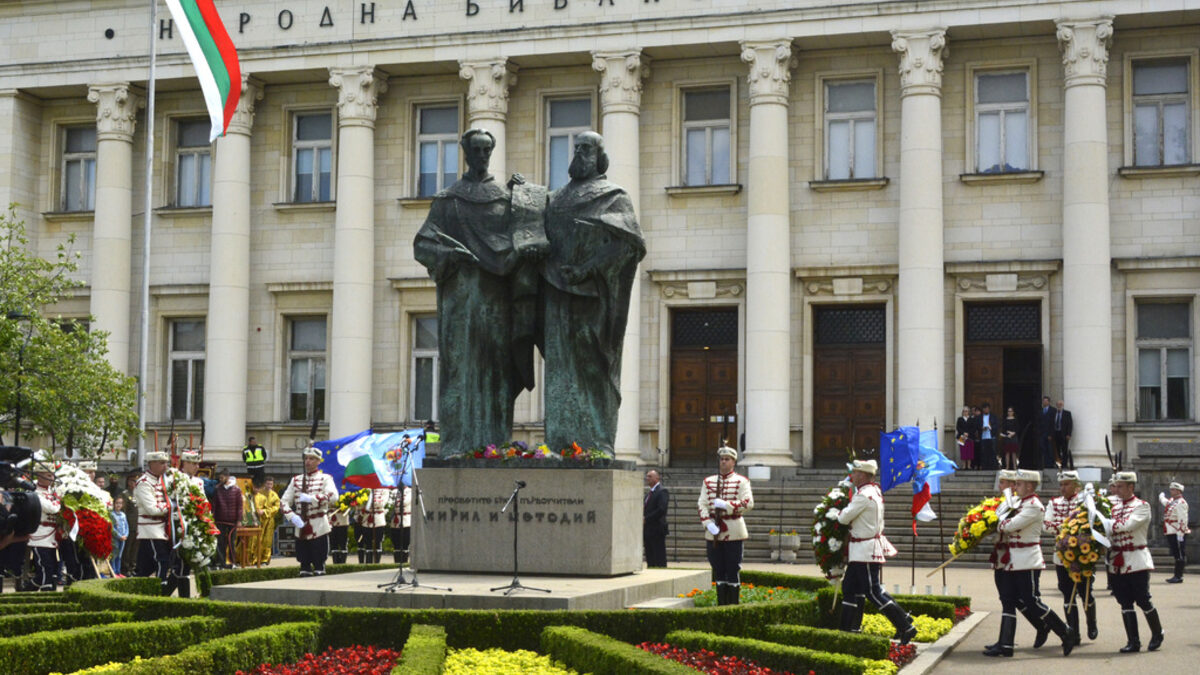 България чества 24 май с шествия, концерти и тържества в цялата страна България чества 24 май с шествия, концерти и тържества в цялата страна