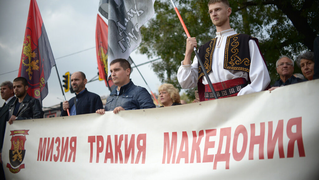 Натикали се сами в задънена улица по "македонския въпрос", останали без нито един външен съюзник, българите се изнервят и започват да се ругаят един другиго.
