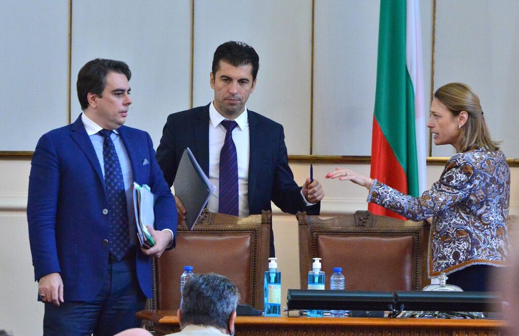 Комисията за противодействие на корупцията и за отнемане на незаконно придобитото имущество със сигурност ще бъде разделена на две, но как ще работят новите комисии все още не е ясно.