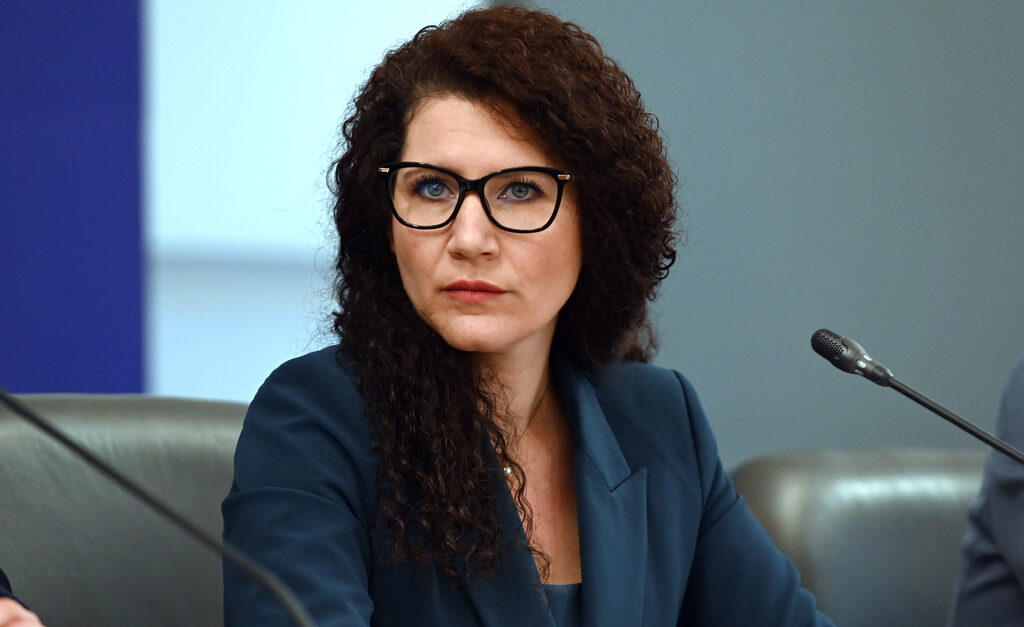 Обръщаме се към Вас с надеждата, че ще оттеглите заплахите си за наказателно настаняване на украинци в Сарафово и Елхово, пише в отвореното писмо на фондация "Три жени" до вицепремиера Калина Константинова.