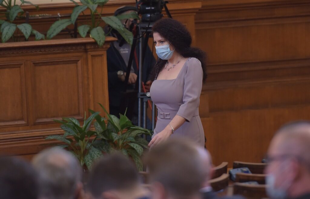 Парламентът ще разпитва Калина Константинова за спряното разселване на бежанците