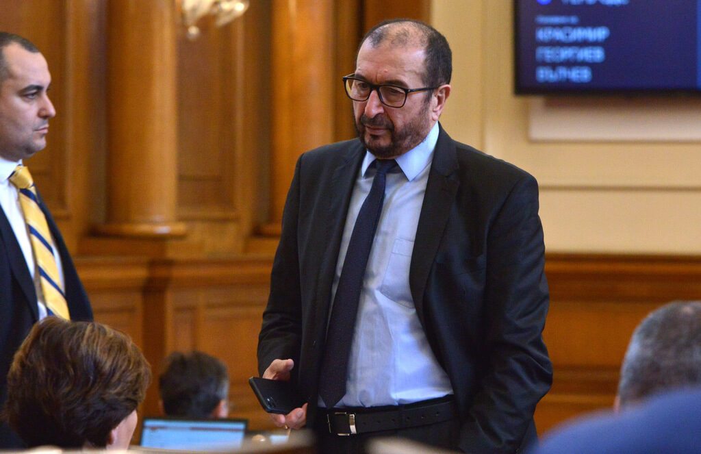 Депутатът от ГЕРБ Бранимир Балачев се е явил на дело като адвокат, въпреки че е бил поставен под карантина от РЗИ.