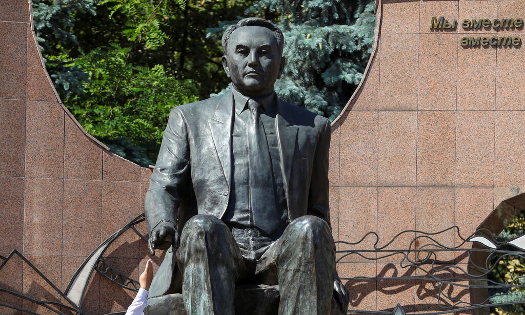 Паметник на първия президент Нурсултан Назарбаев в Алмати