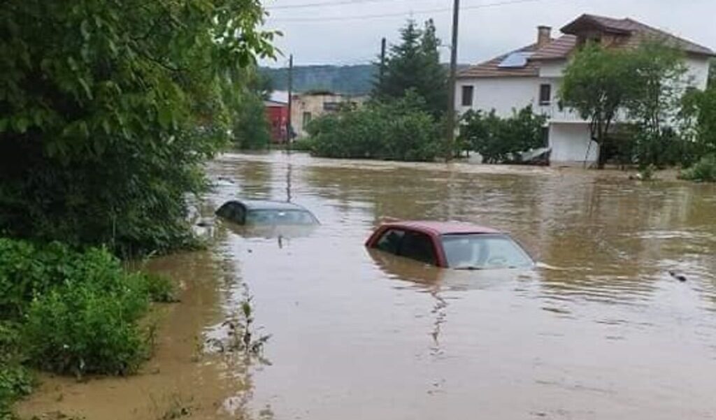 Кадър от бедствието в Трявна