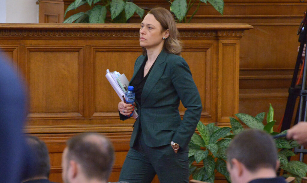 Ива Митева няма да подава оставка като зам.-председател на парламента Ива Митева няма да подава оставка като зам.-председател на парламента