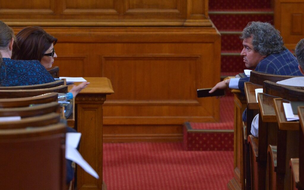 Изходът от изключително истеричната ситуация е в три възможни сценария, всеки от които носи своите рискове.