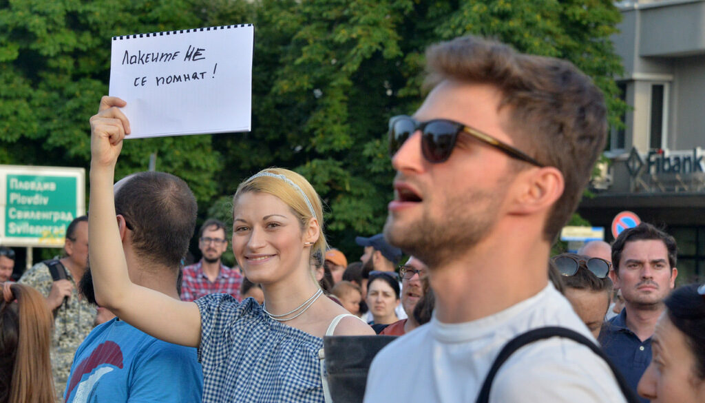 Изходът? Изходът е един – всички на улицата!