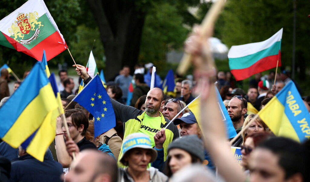 Почти половината българи не вярват, че ЕС защитава ценностите си, помагайки на Украйна