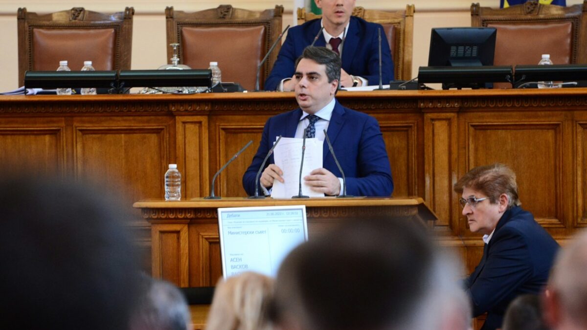 Асен Василев към ГЕРБ: 12 години правехте богатите по-богати, а бедните - все така бедни Асен Василев към ГЕРБ: 12 години правехте богатите по-богати, а бедните - все така бедни