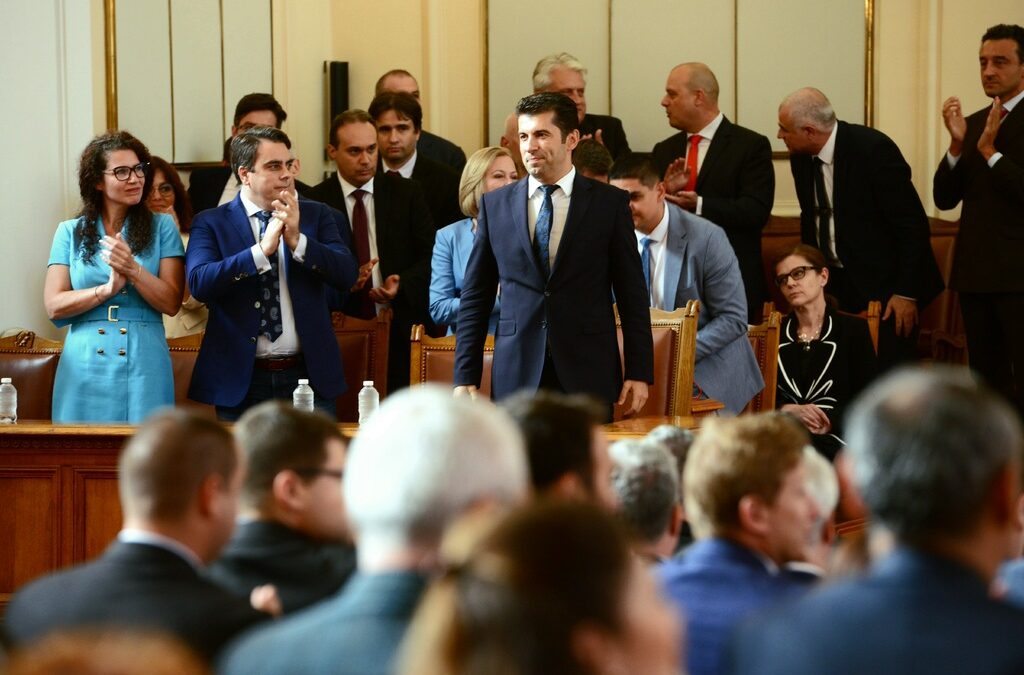 Вотът на недоверие мина, правителството на Кирил Петков си отива Вотът на недоверие мина, правителството на Кирил Петков си отива