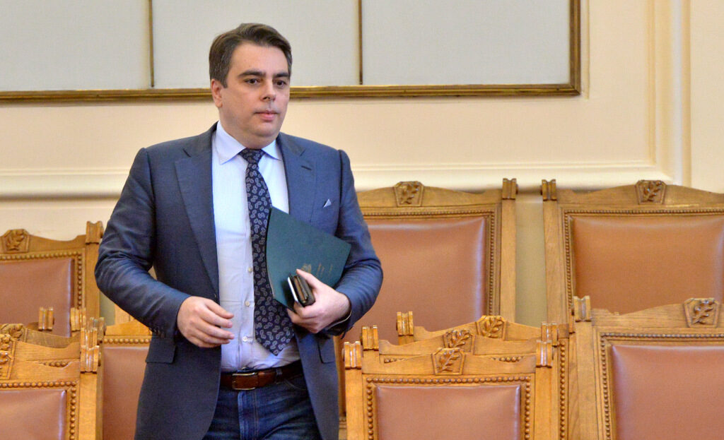 Асен Василев: Отстъпката, с която Русия продава петрол, се вижда в цените тук