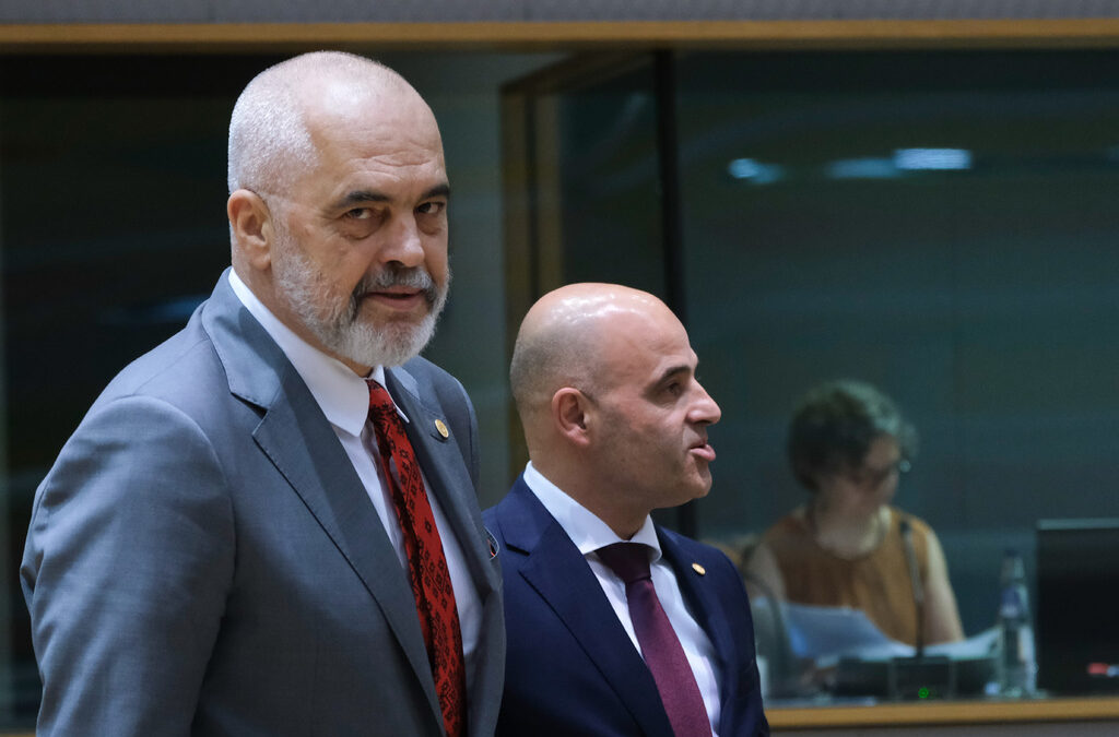 Еди Рама, вляво, с македонския премиер Ковачевски в Брюксел на срещата ЕС-Западни Балкани