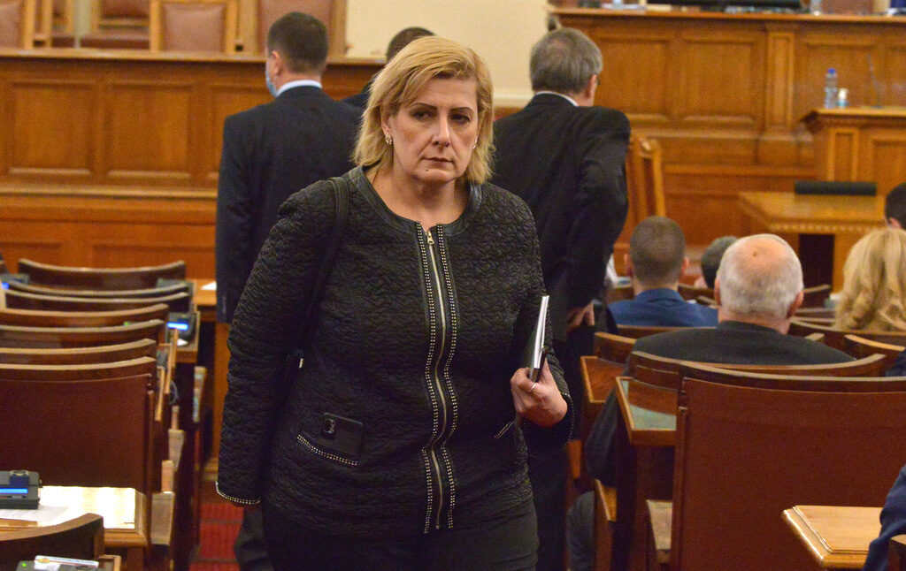 Елена Гунчева се отказа да напуска парламента, става независим депутат