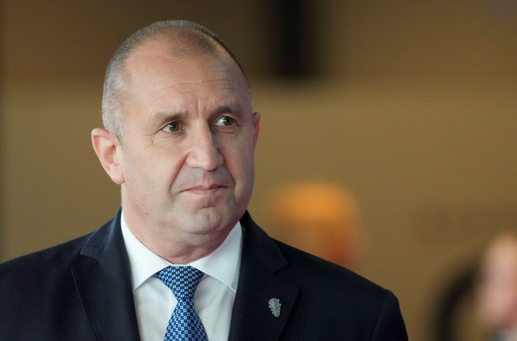 Радев призова правителството да не допуска затваряне на посолството на Русия
