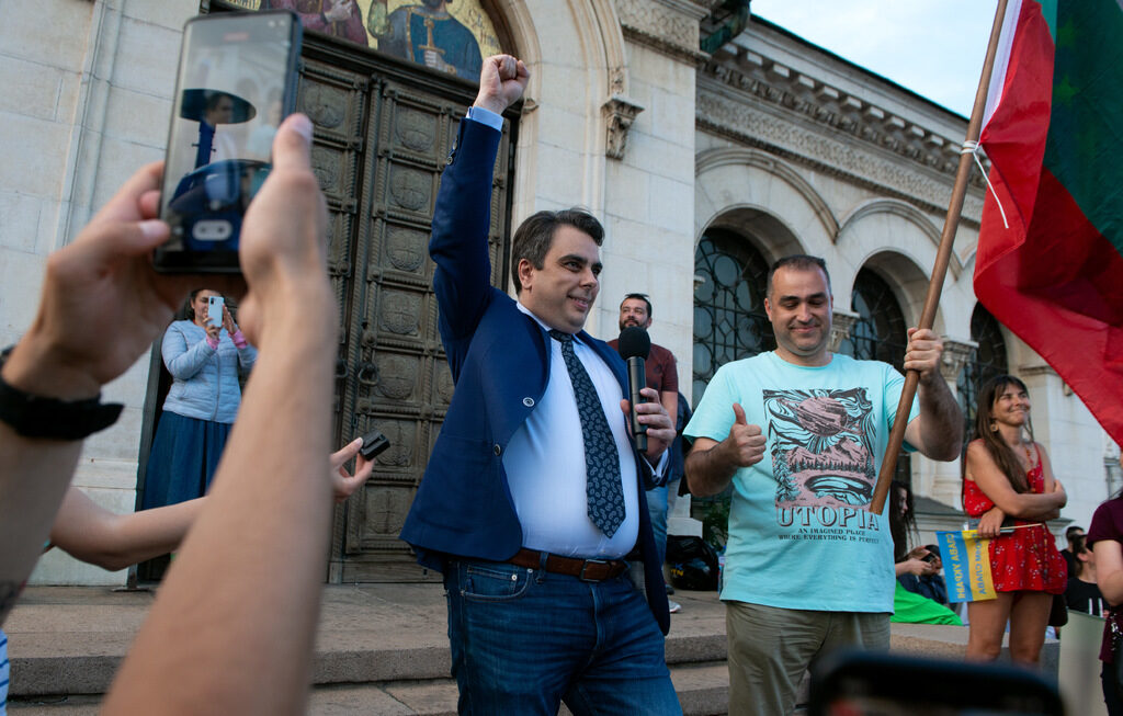 Асен Василев на демонстрация в подкрепа на правителството Асен Василев на демонстрация в подкрепа на правителството