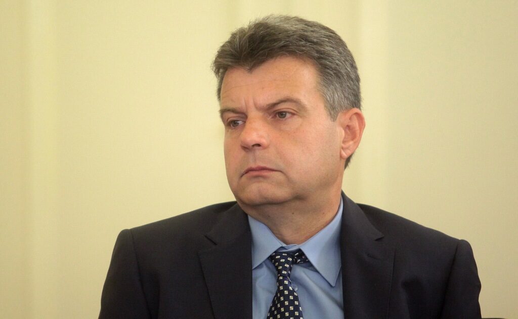 А ако г-н Боян Новански намира за порядъчно да подаде оставка, нека стори това. А ако г-н Боян Новански намира за порядъчно да подаде оставка, нека стори това.