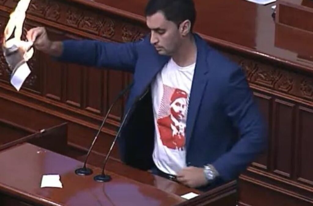 ВМРО-ДПМНЕ изгори "френското" предложение и заглуши Ковачевски с вувузели в парламента