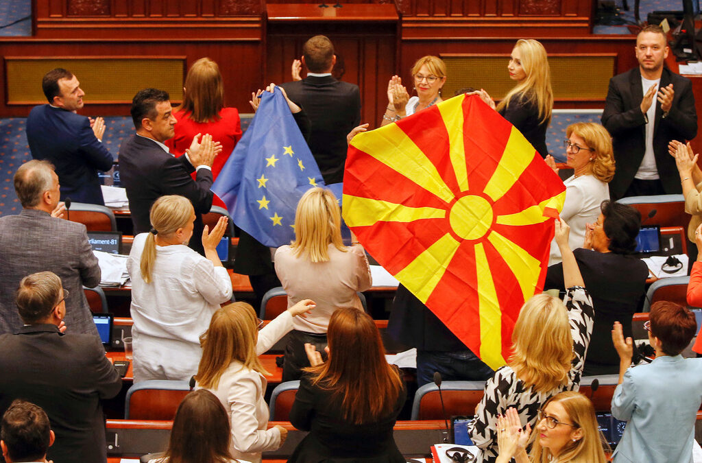Македонският парламент прие "френското" предложение след ожесточени дебати