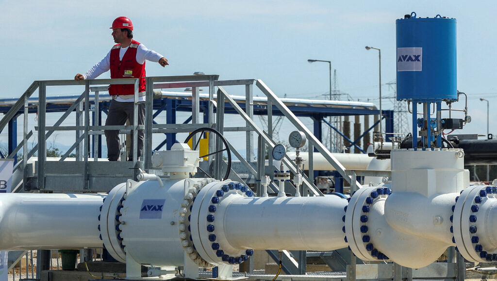 България разчита газовата връзка с Гърция да помогне от есента за получаване на газ от Азербайджан с около една трета по-евтин от сегашните цени.