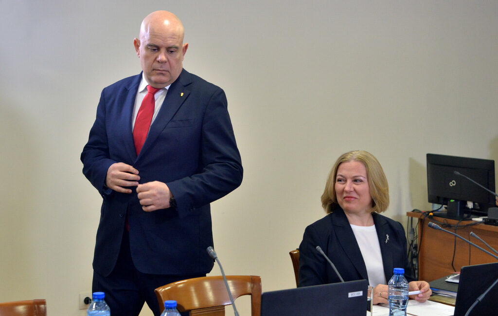 Главният прокурор Иван Гешев и правосъдният министър Надежда Йорданова са на различни позиции за ролята на специализираното правосъдие.