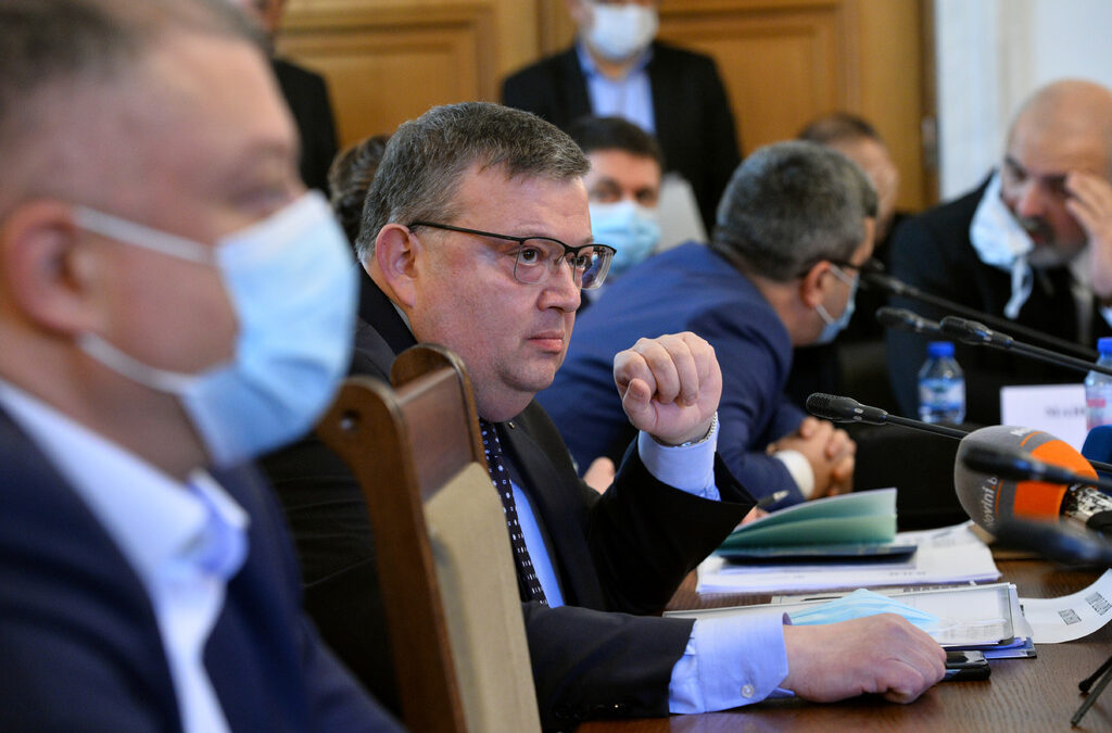 Бившият главен прокурор Сотир Цацаров съобщи първи за списък с политици и магистрати с недекларирани имоти и сметки в чужбина през 2019 г. Бившият главен прокурор Сотир Цацаров съобщи първи за списък с политици и магистрати с недекларирани имоти и сметки в чужбина през 2019 г.